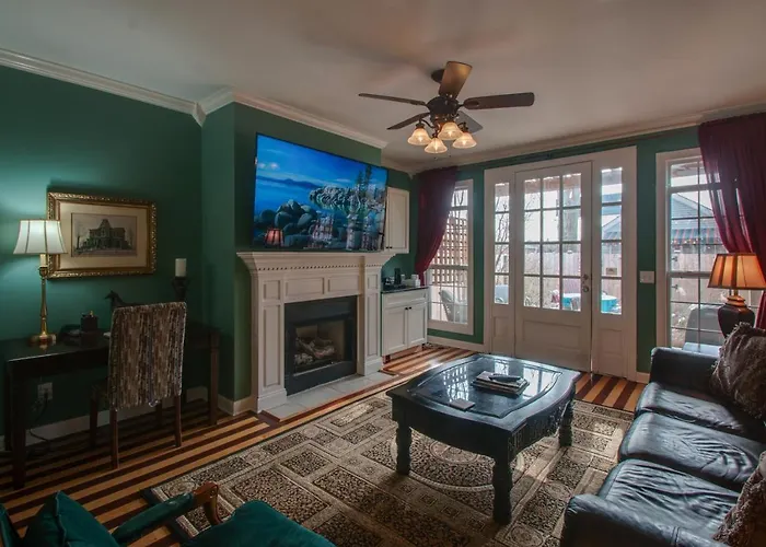 Vacation Home 5 Mins To Down Town 2 Bedrooms 2 Baths Garden Area Hot Tub