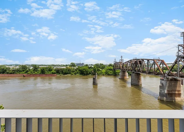 River View High-End Condo With Private Patio And Free Parking