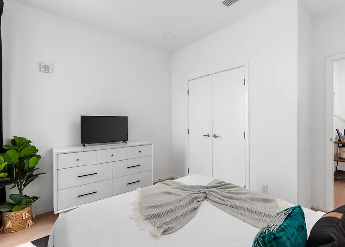 River View High-End Condo With Private Patio And Free Parking