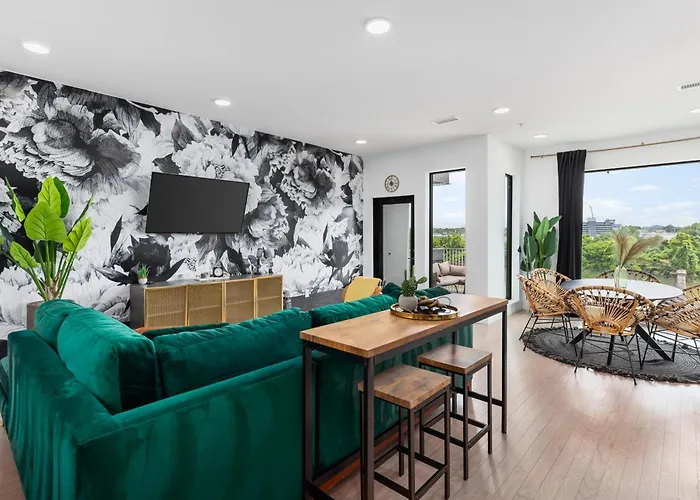 River View High-End Condo With Private Patio And Free Parking