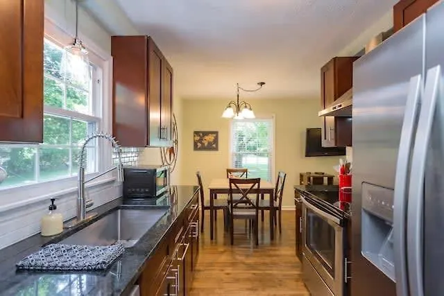 3 Bedroom Cottage Only 3 Miles From Downtown